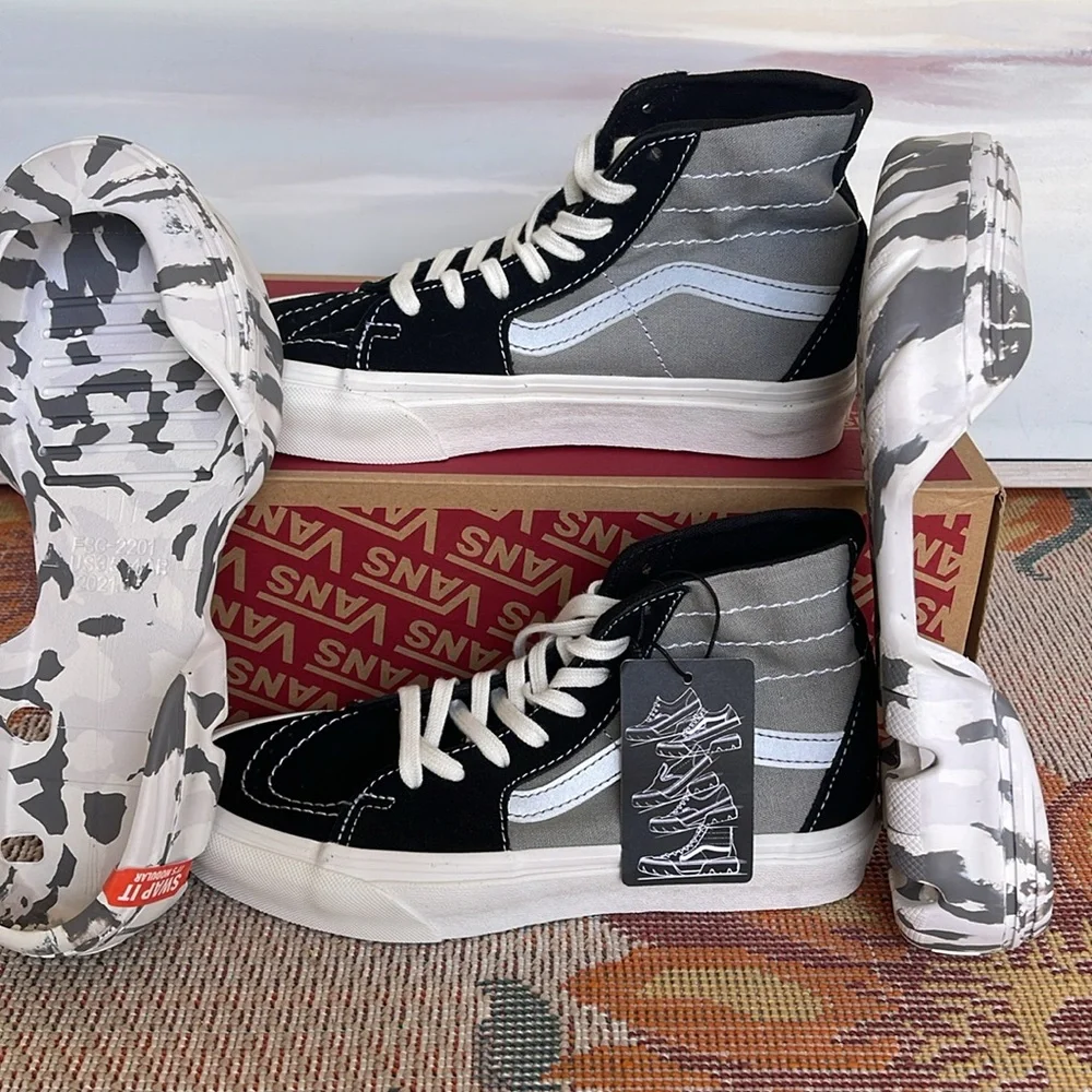 Vans WMNS Sk8-Hi Tapered
Moon Rocks Black/Reflective 
VN0A7Q5TBRF
Sneakers - Picture 14 of 16